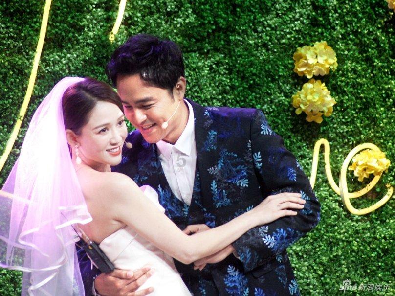 为什么女同事经常主动和我说话。我帮了她做事情 她就每次说谢谢